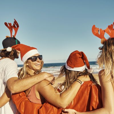 Shot of a group of friends spending christmas at the beachhttp://195.154.178.81/DATA/i_collage/pu/shoots/806324.jpg